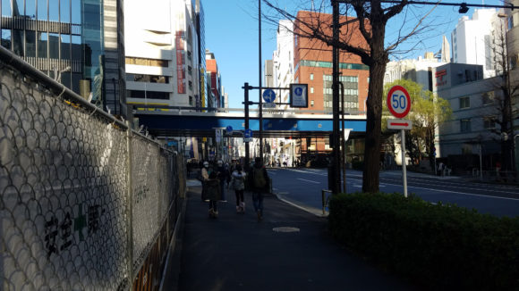交差点を左に曲がった付近