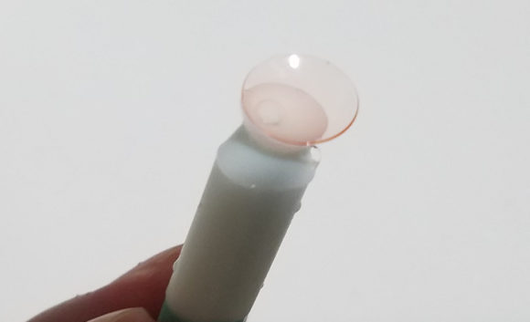 実際にレンズを吸着するとこんな感じ