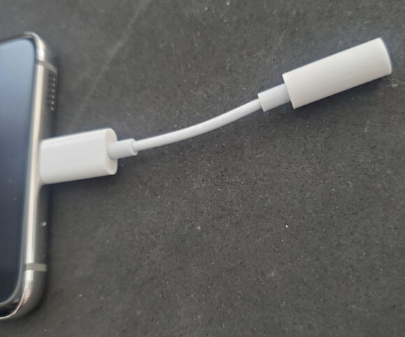 Galaxy S20のUSB-Cにヘッドフォンジャックアダプタを接続した様子
